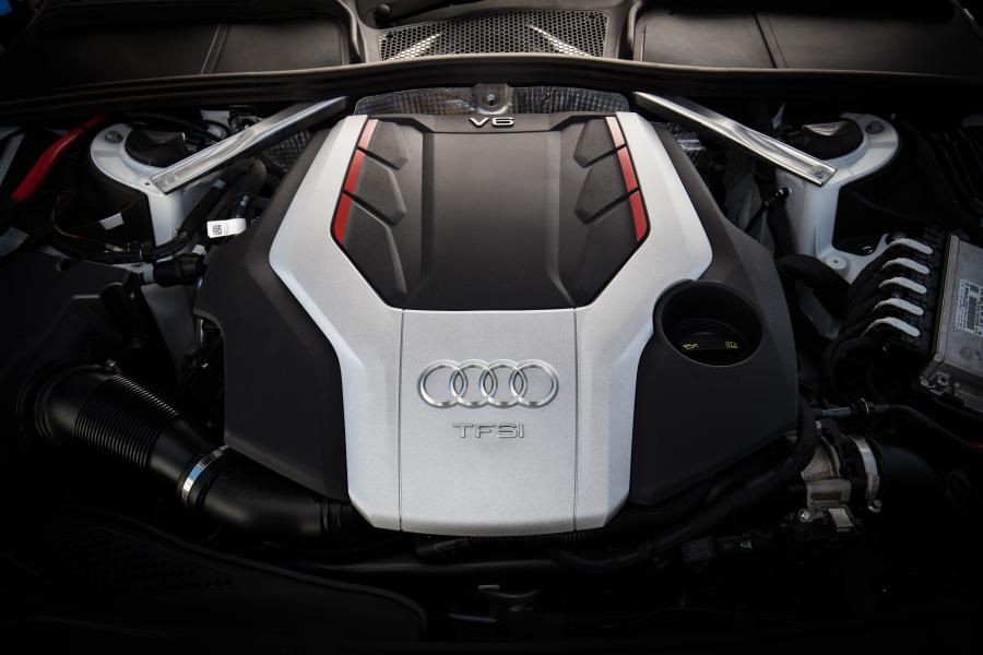 Моторный отсек Audi S5 Coupe 2017 года  (AU) (фото 9 из 26)